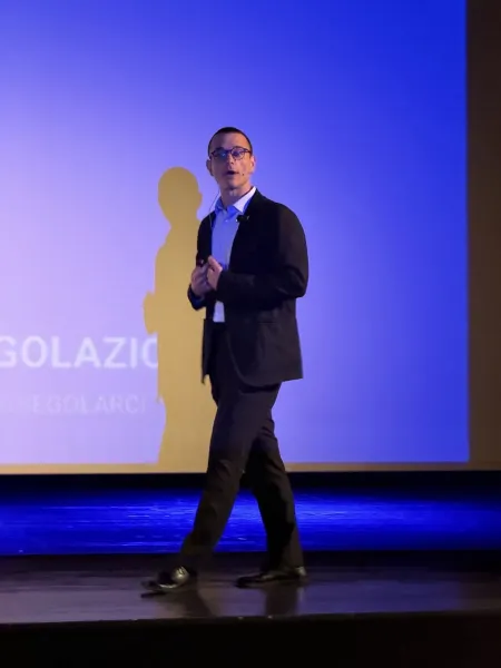 Gianluca Prete mentre parla di regolazione del sistema nervoso sul palco